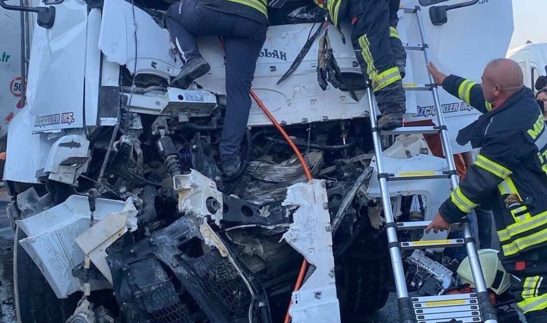 Mersin’de otoyolun gişeler mevkiinde 2 tır, 1 tanker, 1 kamyon