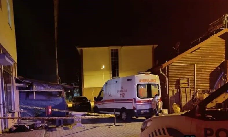 Bartın’ın Ulus ilçesi kapalı pazar yerinde sandalyedeki oturan bir kişi,