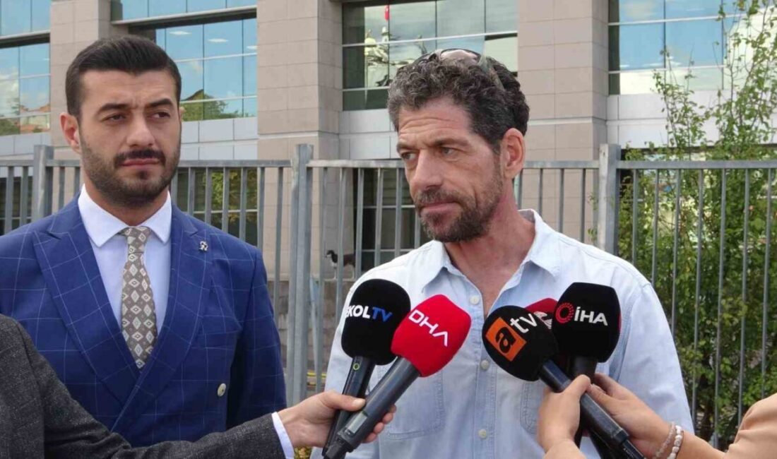 Oyuncu Cemal Hünal, kısa süreli verdiği oyunculuk dersi sonrası imzası