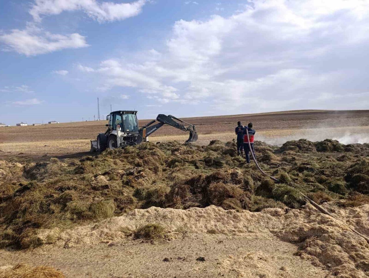 Van’ın Özalp ilçesinde 3 saatlik çalışmasıyla söndürülen yangında 700 bağ