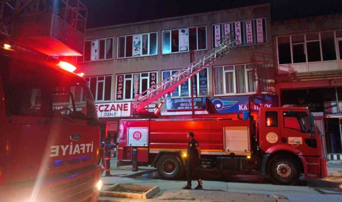 Van’ın Özalp ilçesinde pasajın çatı katında çıkan yangın büyük paniğe