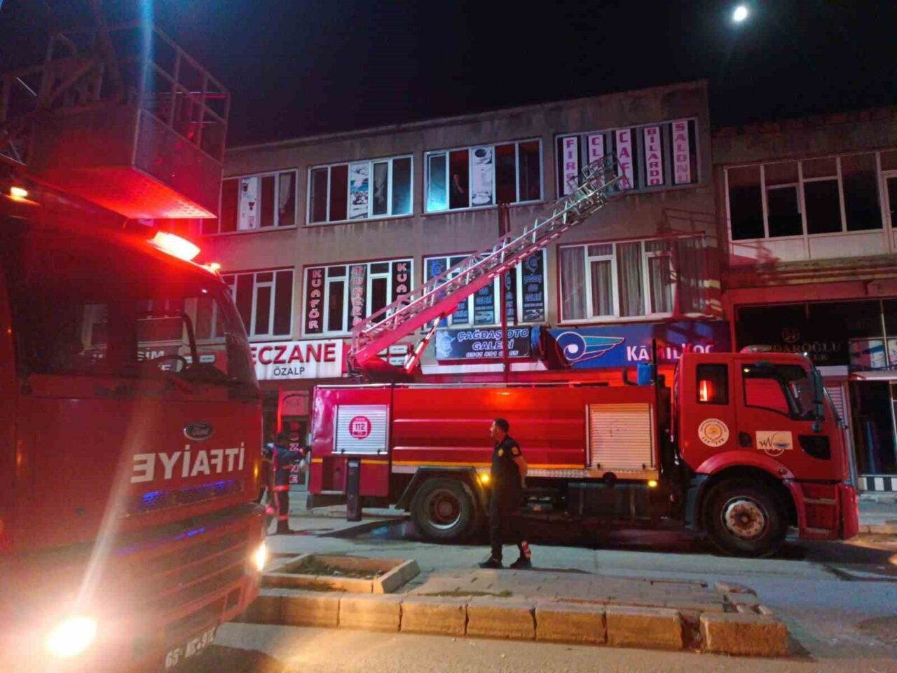 Van’ın Özalp ilçesinde pasajın çatı katında çıkan yangın büyük paniğe