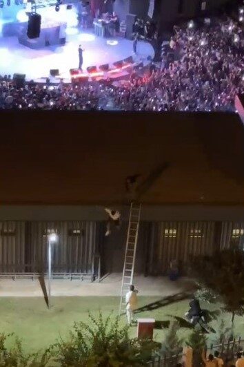 Mersin’in Mezitli ilçesinde ücretli düzenlenen konseri, binanın çatısına çıkarak izlemeye