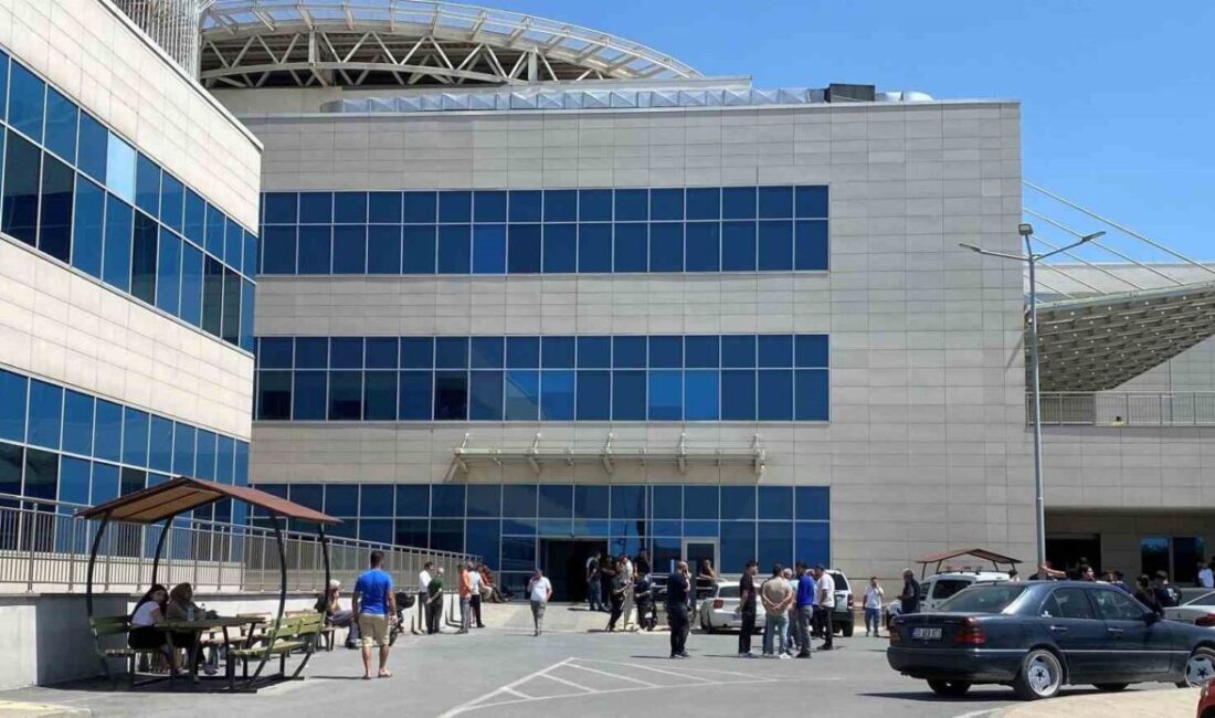 Mersin’de görev yapan özel harekat polisi Mustafa Karapınar, arızasını gidermeye