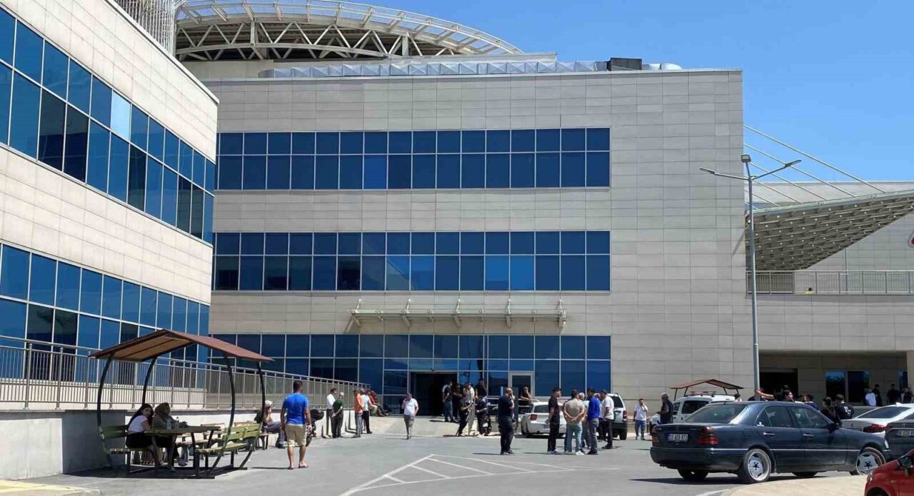 Mersin’de görev yapan özel harekat polisi Mustafa Karapınar, arızasını gidermeye