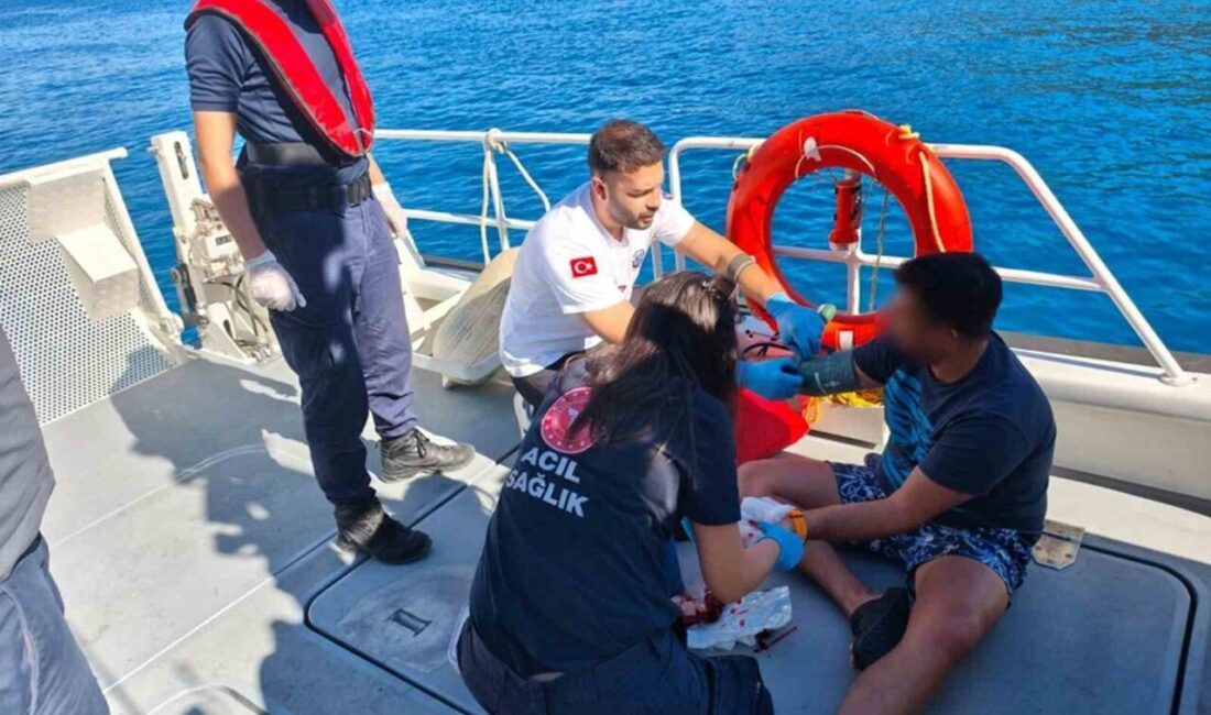 Muğla’nın Fethiye ilçesi açıklarında seyreden özel teknede yaralanan vatandaşa tıbbi