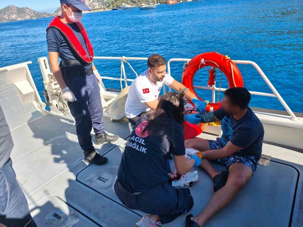 Muğla’nın Fethiye ilçesi açıklarında seyreden özel teknede yaralanan vatandaşa tıbbi