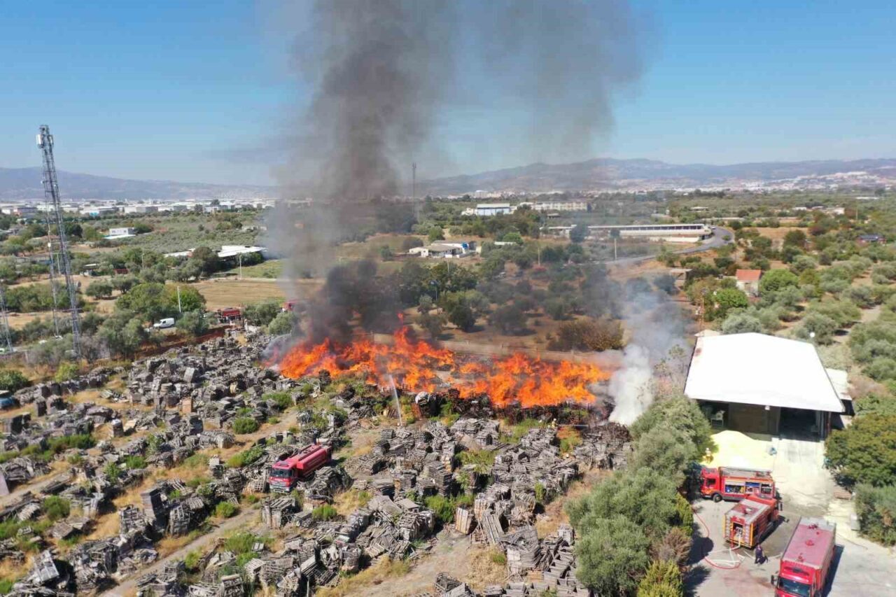 Manisa’nın Yunusemre ilçesindeki ahşap palet fabrikasındaki yangına itfaiye ekiplerinin müdahalesi