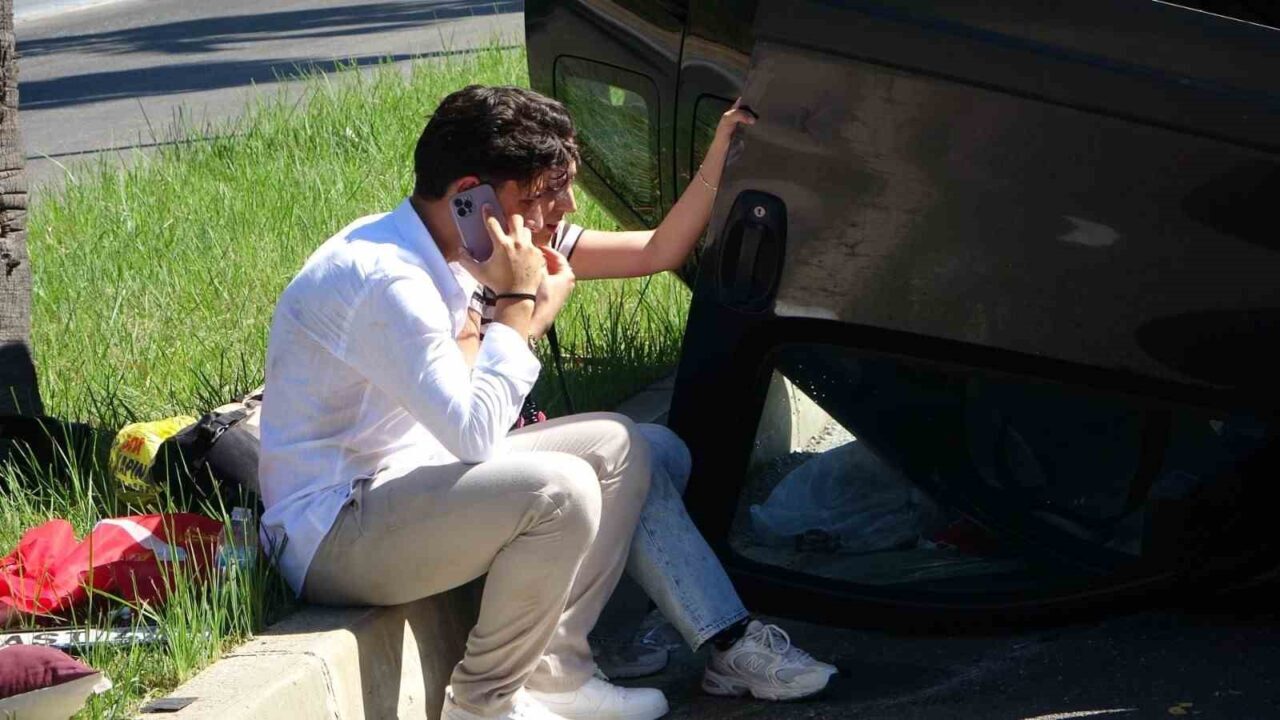 Antalya’nın Manavgat ilçesinde seyir halindeki hafif ticari araç, palmiyeye çarparak