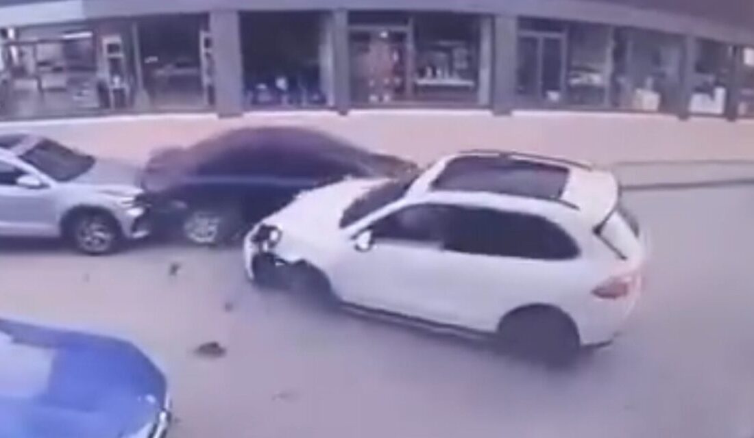 Tokat’ta panelvan ile çarpışan milyonluk Porsche marka cipin tekeri yerinden