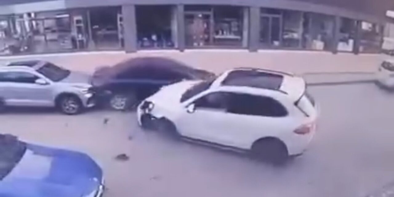 Tokat’ta panelvan ile çarpışan milyonluk Porsche marka cipin tekeri yerinden