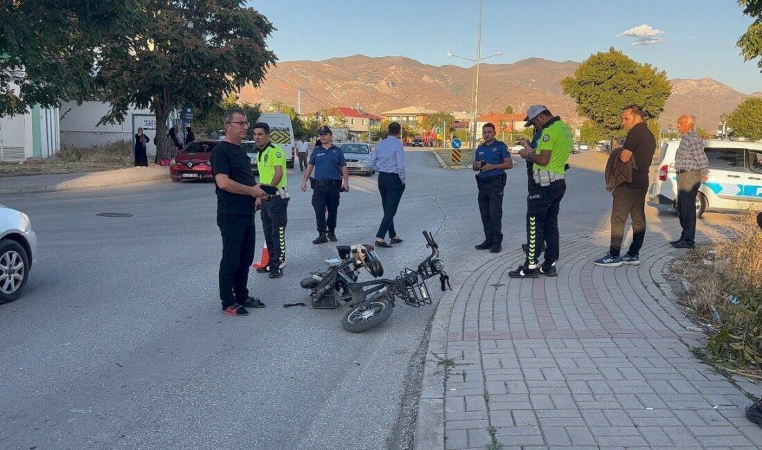 Erzincan’da panelvanın çarptığı elektrikli bisikletteki çocuk ağır yaralandı. Kaza, Mimar