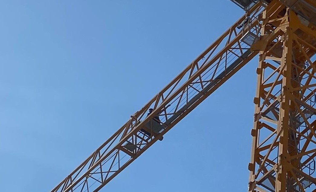 Adıyaman’da, bir işçi parasını alamadığını iddia ederek kule vince çıktı.