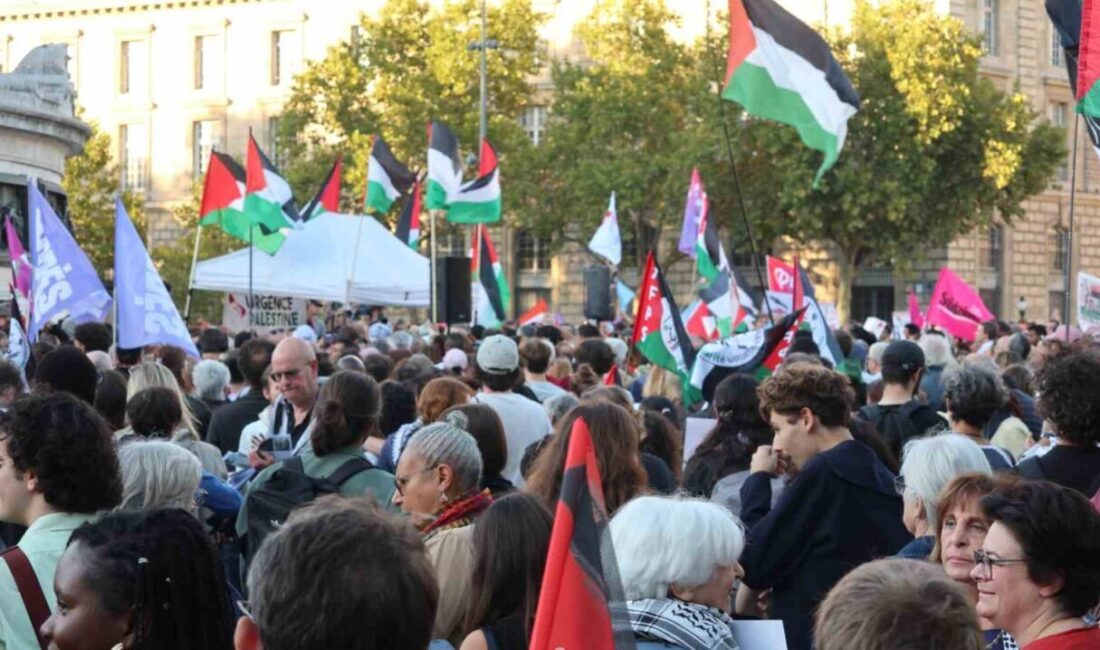 Fransa’nın başkenti Paris’te İsrail’in Gazze şehrine yönelik yoğun saldırılarını protesto