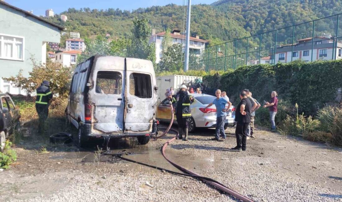 Kastamonu’nun İnebolu ilçesinde park halindeki panelvan araç çıkan yangında kullanılmaz