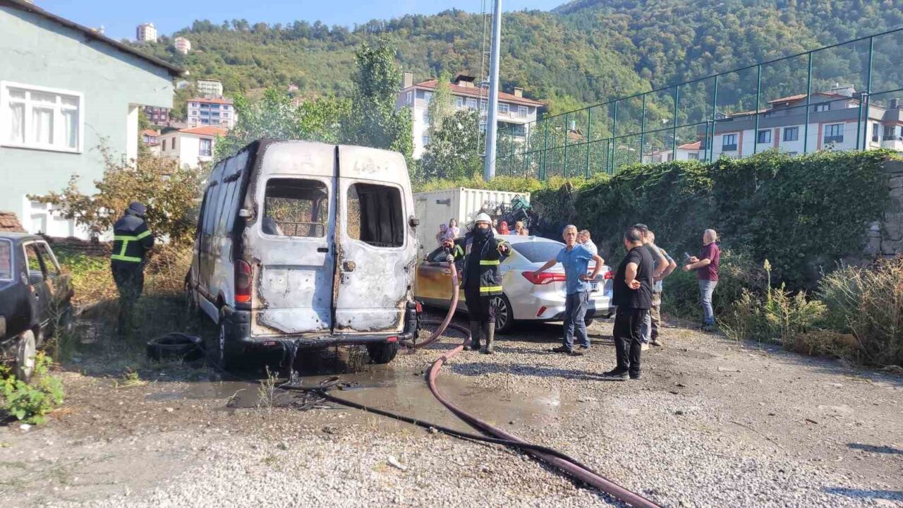 Kastamonu’nun İnebolu ilçesinde park halindeki panelvan araç çıkan yangında kullanılmaz
