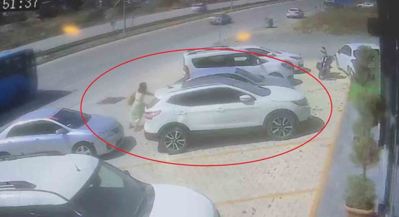 Hatay’da park halindeyken hareket eden aracı kazaya karışmadan tek eliyle