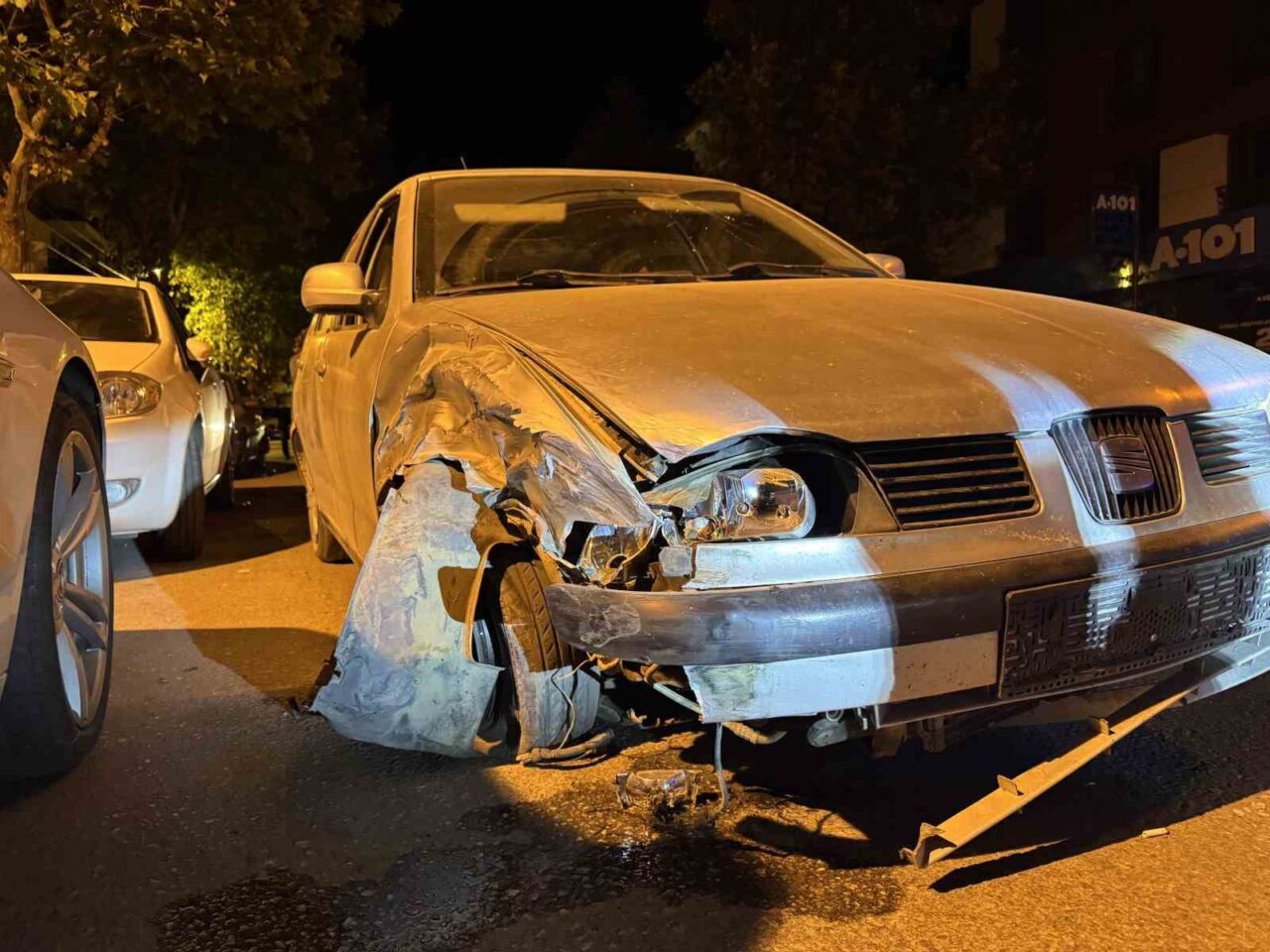 Denizli’de seyir halindeki otomobil sürücüsü direksiyon hakimiyetini kaybetmesi sonucu park