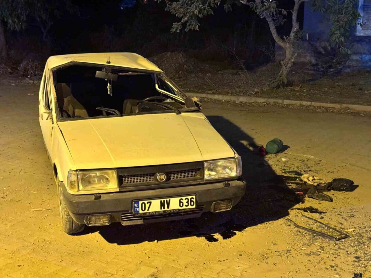Antalya’nın Gazipaşa ilçesinde park halindeki araca çarpıp takla atan otomobilin