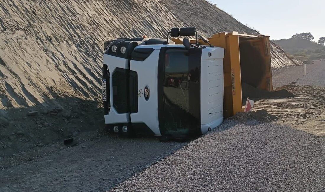 Manisa’nın Gördes ilçesinde yol kenarına park edilen kamyon kendi kendine