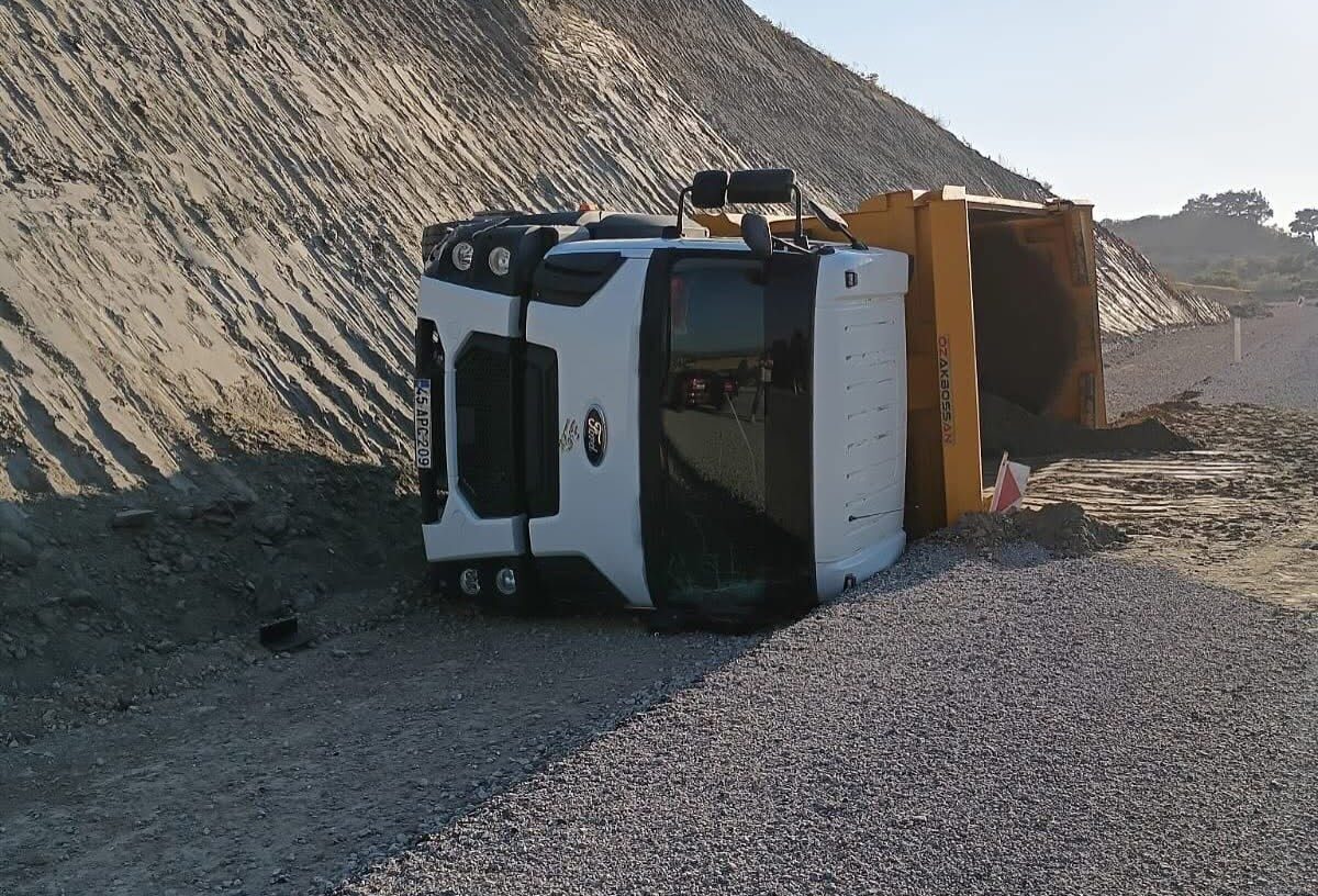 Manisa’nın Gördes ilçesinde yol kenarına park edilen kamyon kendi kendine