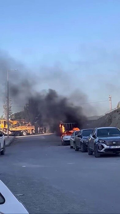 Hatay’da park halindeyken alevlere teslim olan pikap yandı. Yangın, Defne
