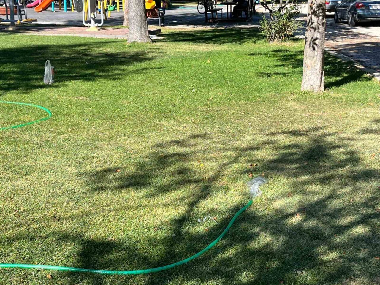 Kuraklığın etkili olduğu günlerde belediyenin sulama hortumundan suyun boşa akması