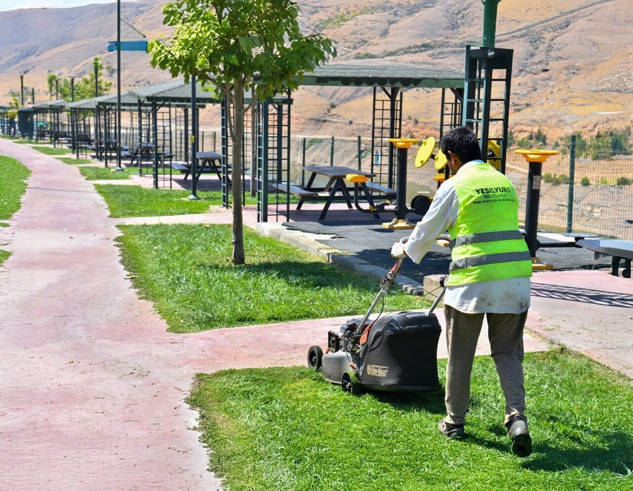 Yeşilyurt Belediyesi, ilçe genelindeki park ve sosyal yaşam alanlarında başlattığı