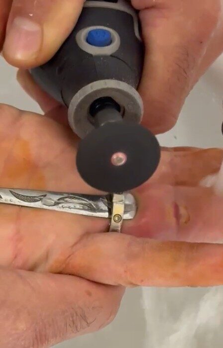 Kastamonu’da bir kadının parmağına sıkışan yüzük, itfaiye ekibince kesilerek çıkartıldı.