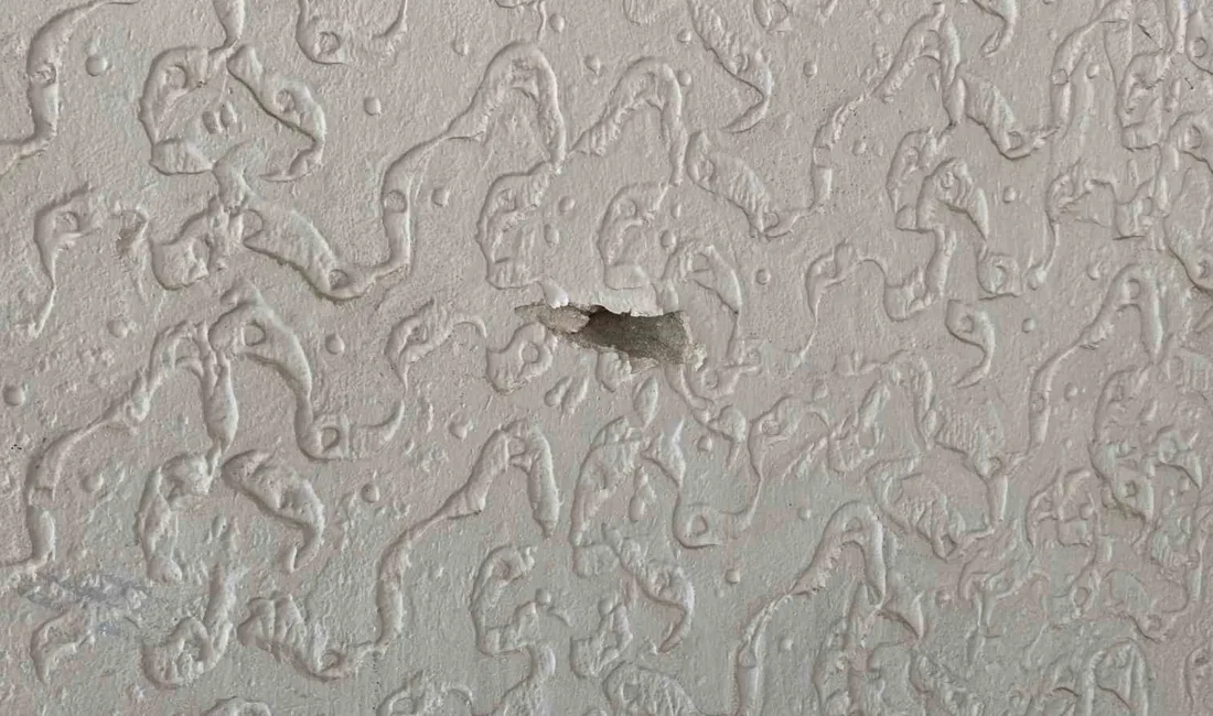 Mersin’de tamamen siyah kıyafetli ve yüzü kapalı patenli bir kişi