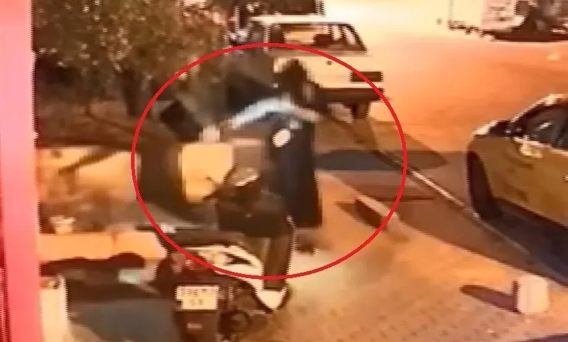 Mersin’de tamamen siyah kıyafetli ve yüzü kapalı patenli bir kişi,