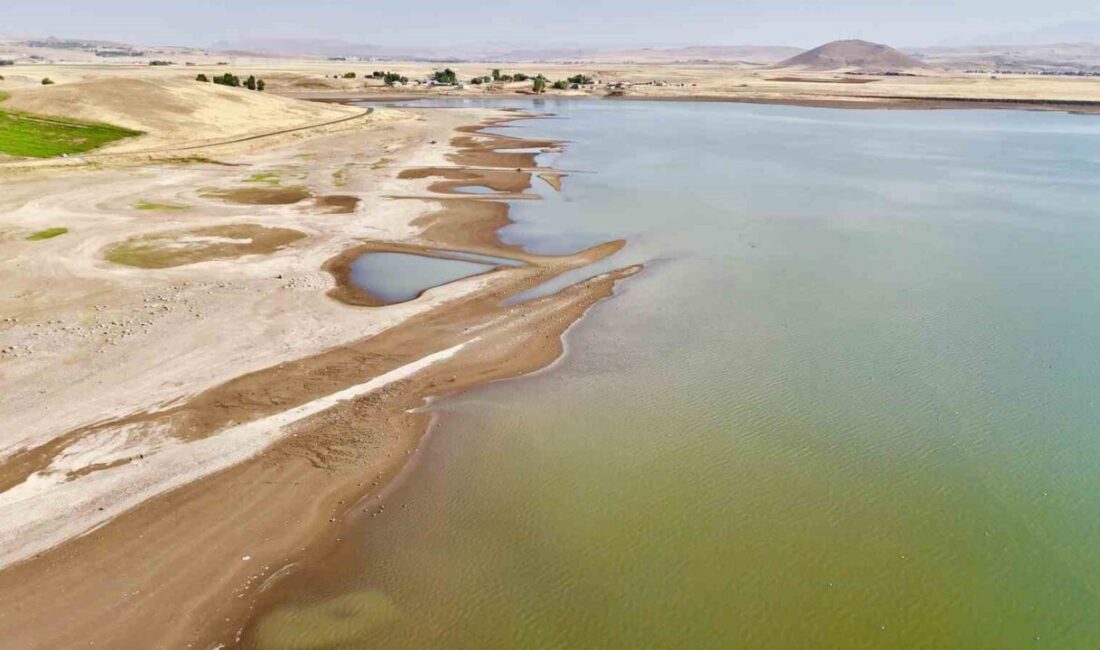 Ağrı’nın Patnos ilçesinde bulunan Patnos Barajı, kuraklık nedeniyle büyük ölçüde