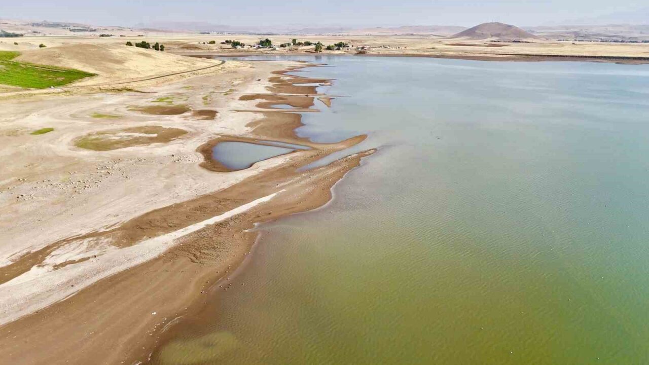 Ağrı’nın Patnos ilçesinde bulunan Patnos Barajı, kuraklık nedeniyle büyük ölçüde