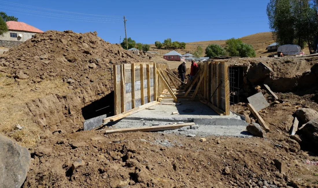 Ağrı’nın Patnos ilçesine bağlı Gündüz Köyü’nde, köy yolunun altyapısını güçlendirmek