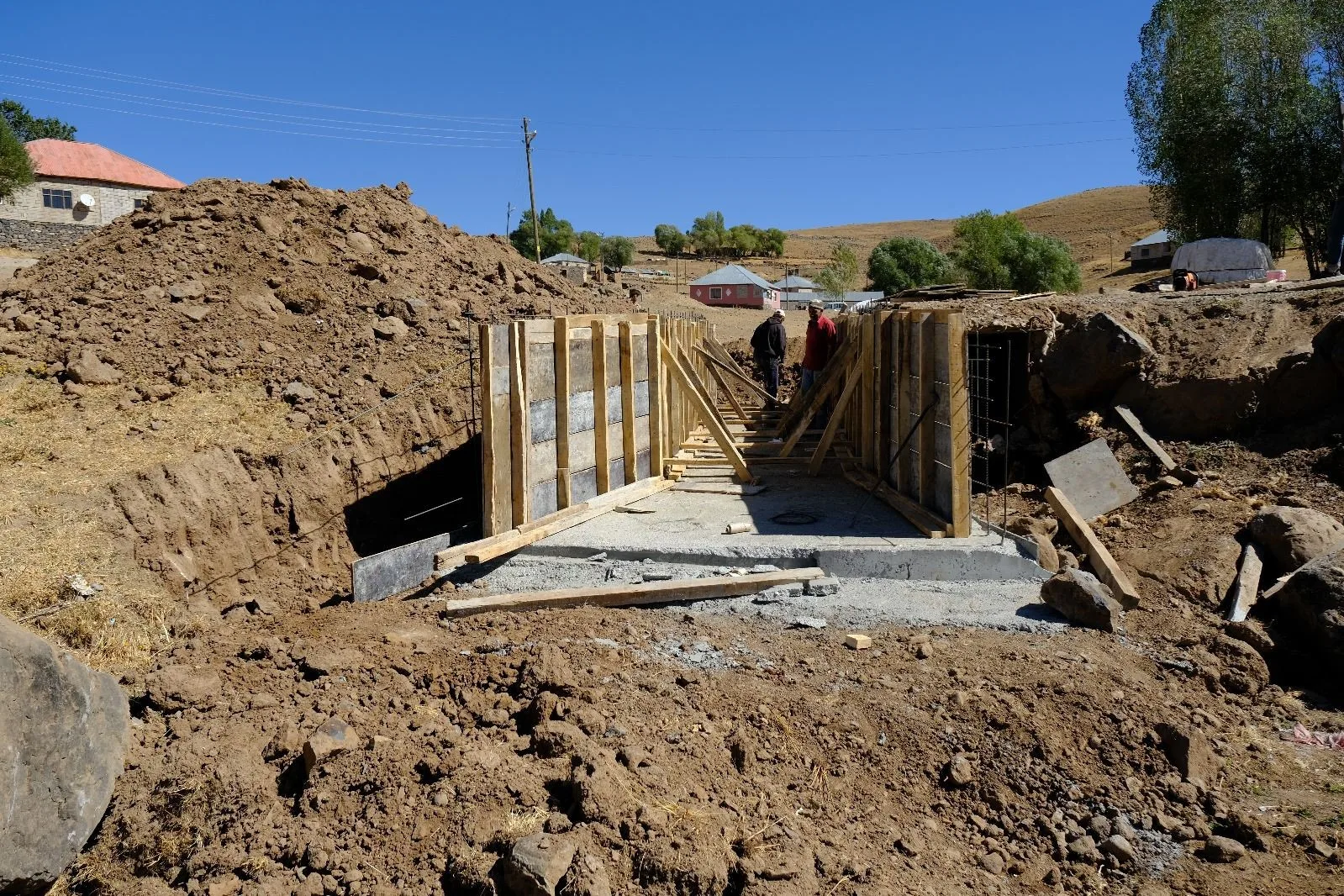 Ağrı’nın Patnos ilçesine bağlı Gündüz Köyü’nde, köy yolunun altyapısını güçlendirmek