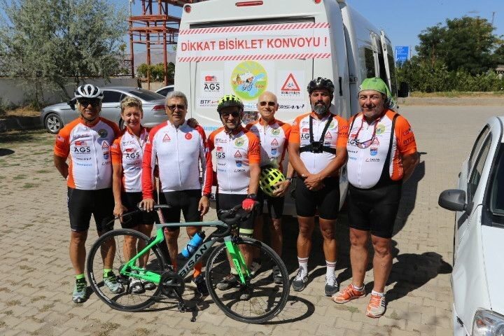 Patnos’a ulaşan gönüllü bisikletli grup, “Türkiye’de Eğitime Destek Olmak İçin