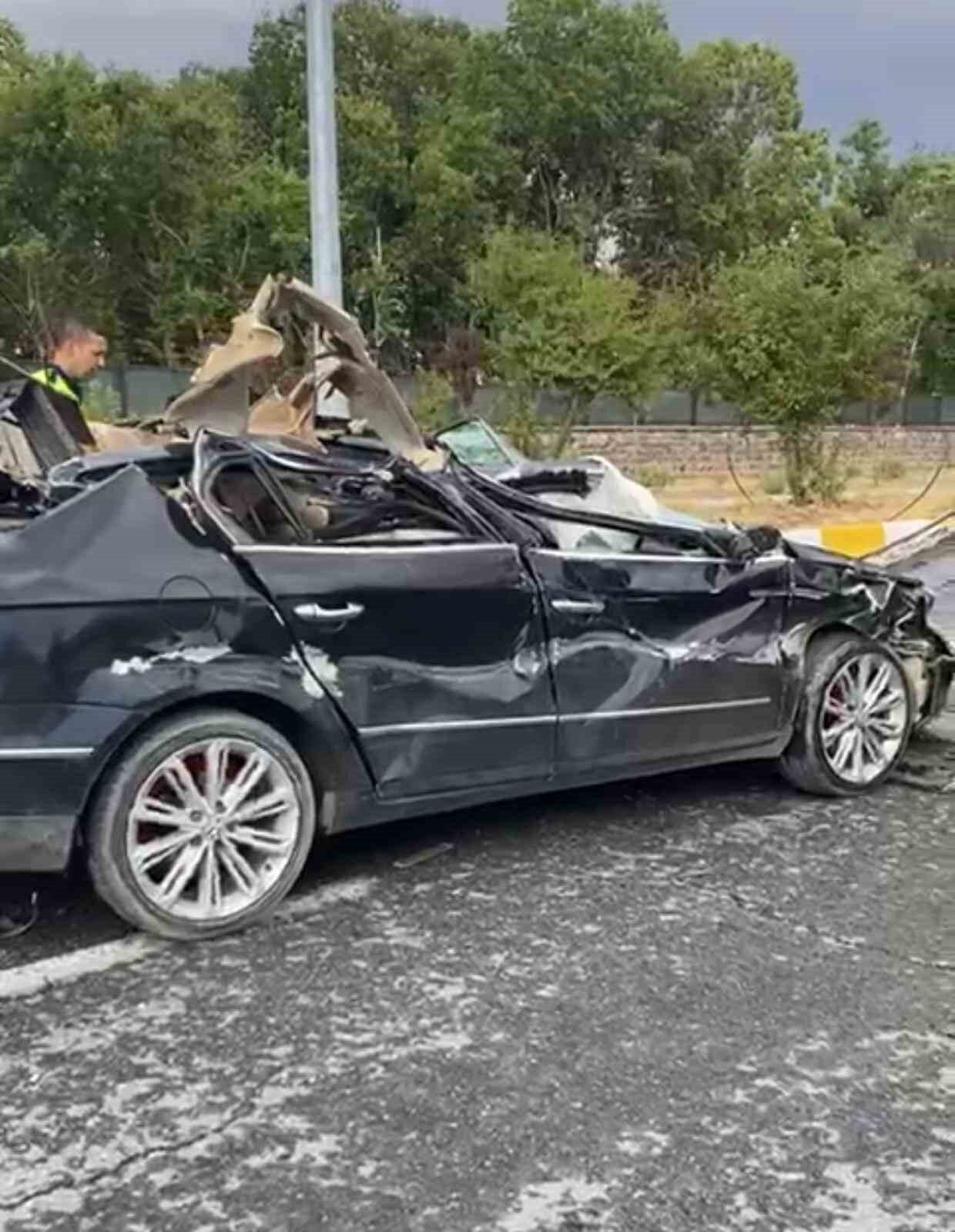 Ağrı’nın Patnos ilçesinde SGK binası önünde, koyun yüklü tır otomobile