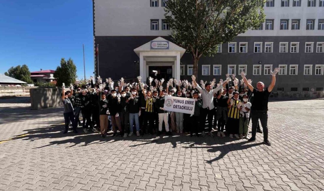 Ağrı’nın Patnos ilçesinde Yunus Emre Ortaokulu öğrenci ve öğretmenleri, okul