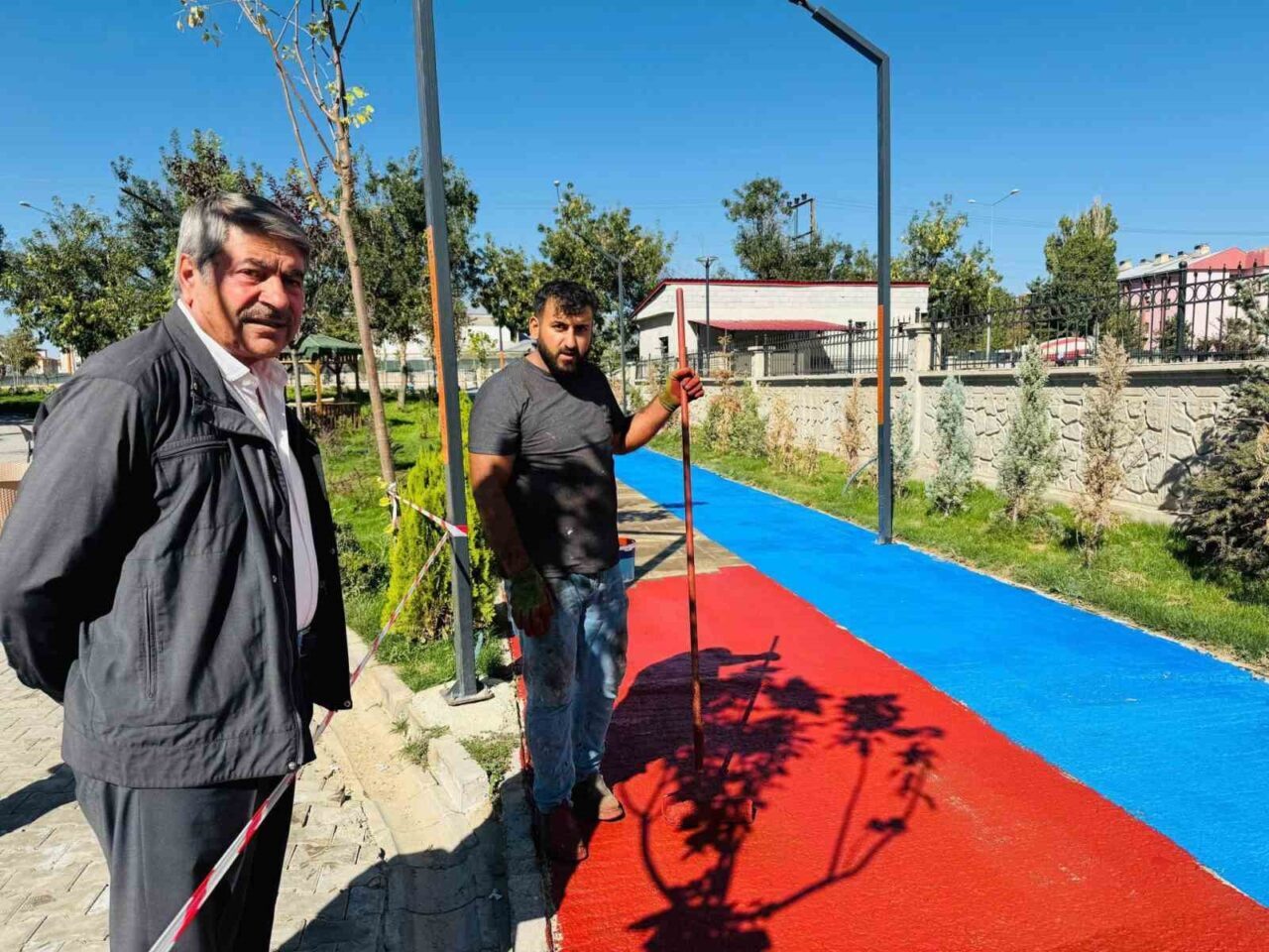 Patnos Belediyesi tarafından Selahaddin Eyyubi Parkı’nda yürüyüş yollarında başlatılan boyama