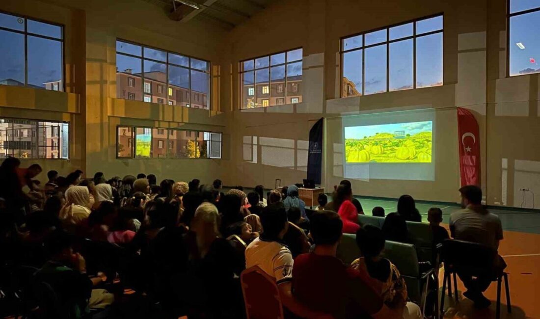 Ağrı’nın Patnos ilçesinde Gençlik Merkezi tarafından düzenlenen sinema etkinliği, çocuklar
