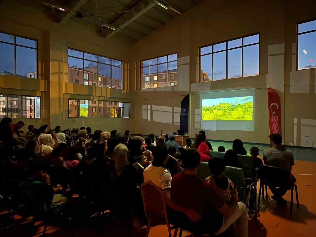 Ağrı’nın Patnos ilçesinde Gençlik Merkezi tarafından düzenlenen sinema etkinliği, çocuklar