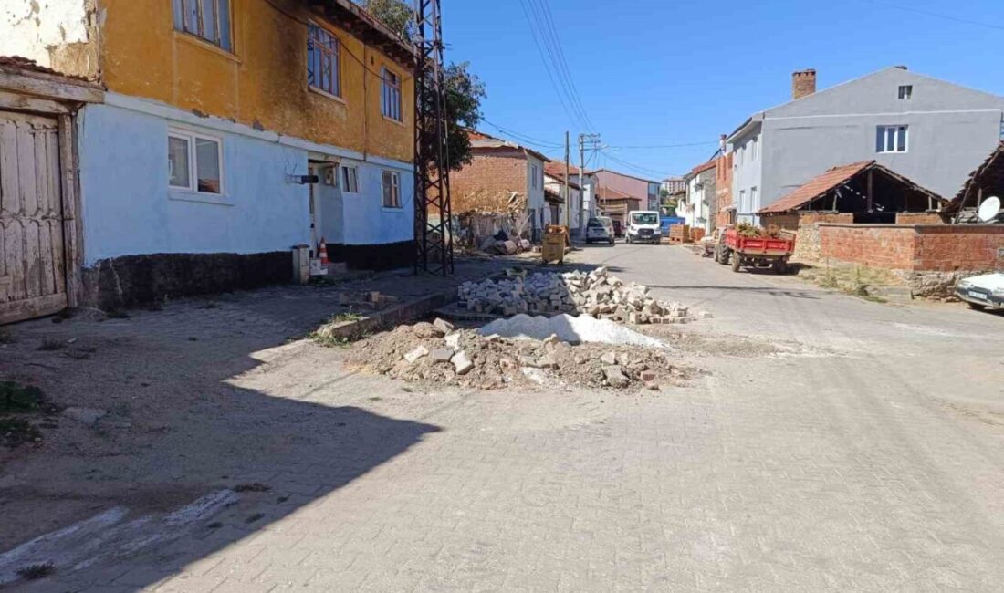 Bilecik’in Pazaryeri ilçesinde ara sokaklarda kaldırım onarımları devam ediyor. Bilecik’in