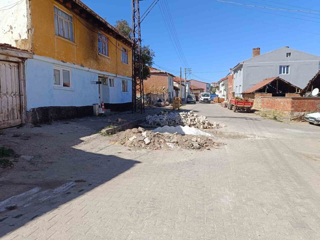 Bilecik’in Pazaryeri ilçesinde ara sokaklarda kaldırım onarımları devam ediyor. Bilecik’in