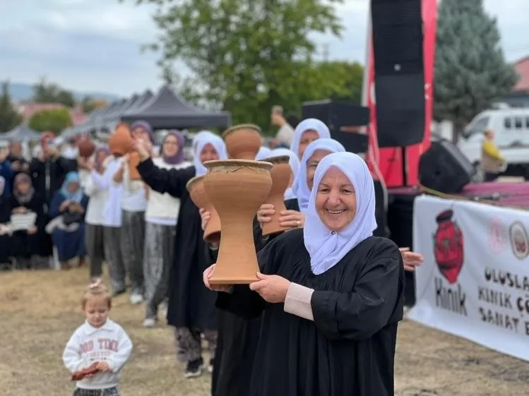 Bilecik’in Pazaryeri ilçesinde gerçekleştirilen “Uluslararası Kınık Çömlek & Sanat Festivali”