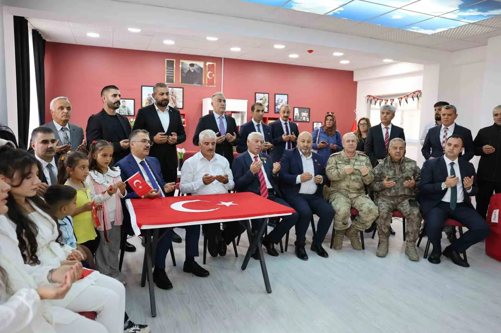 Şehit Piyade Sözleşmeli Er Vedat Zorba Kütüphanesi’nin açılışı; şehidin ailesi