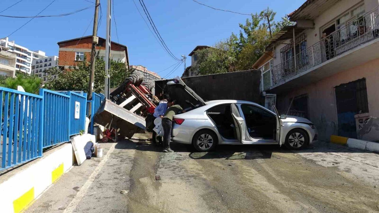 Pendik’te seyir halindeyken freni tutmayan çekici, üzerindeki forklift ile birlikte