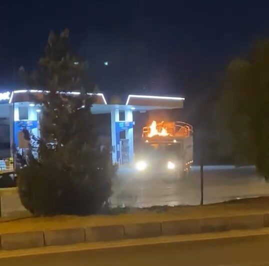 Elazığ’da bir pikabın kasasındaki kartonlar bir anda alev aldı. Pikap,