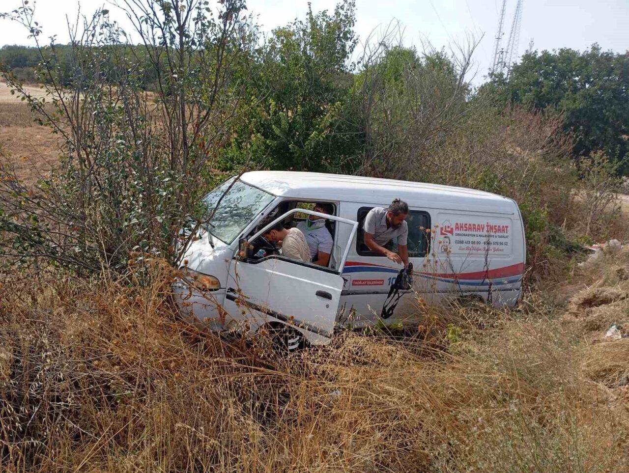 Kırklareli’nde panelvan aracın şarampole uçması sonucu 2 kişi yaralandı. Kaza,