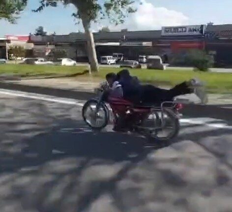 Tokat’ın Erbaa ilçesinde plakasız ve kasksız motosiklet sürücüsü trafikte yaptığı