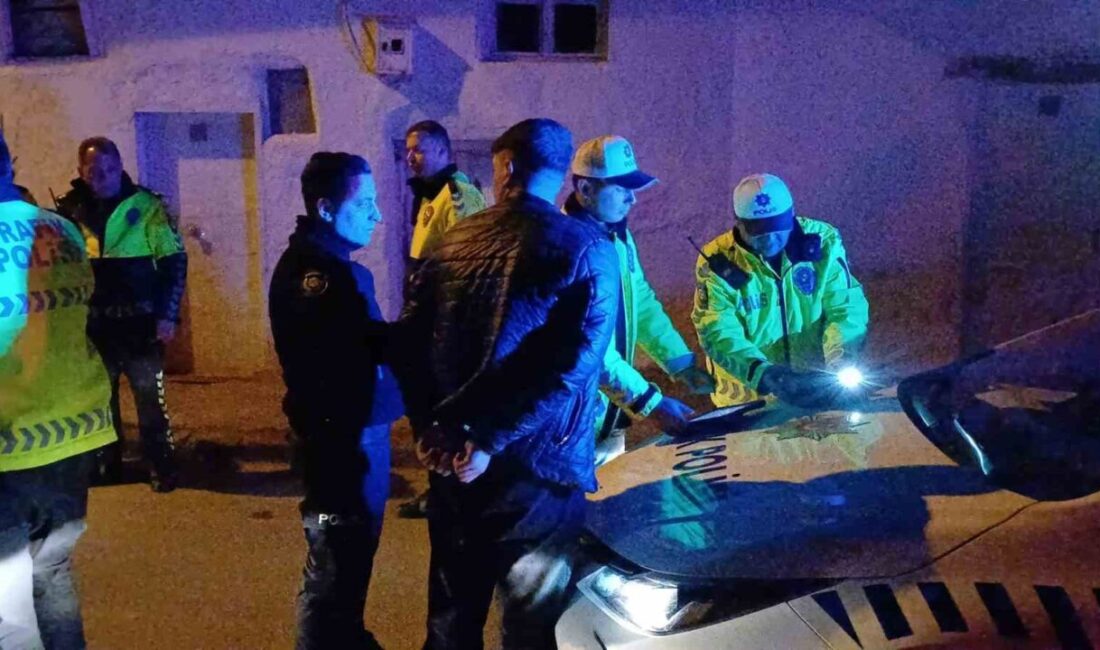 Çorum’da polisin “dur” ihtarına uymayarak plakasız otomobille kaçan 3 şüpheli,